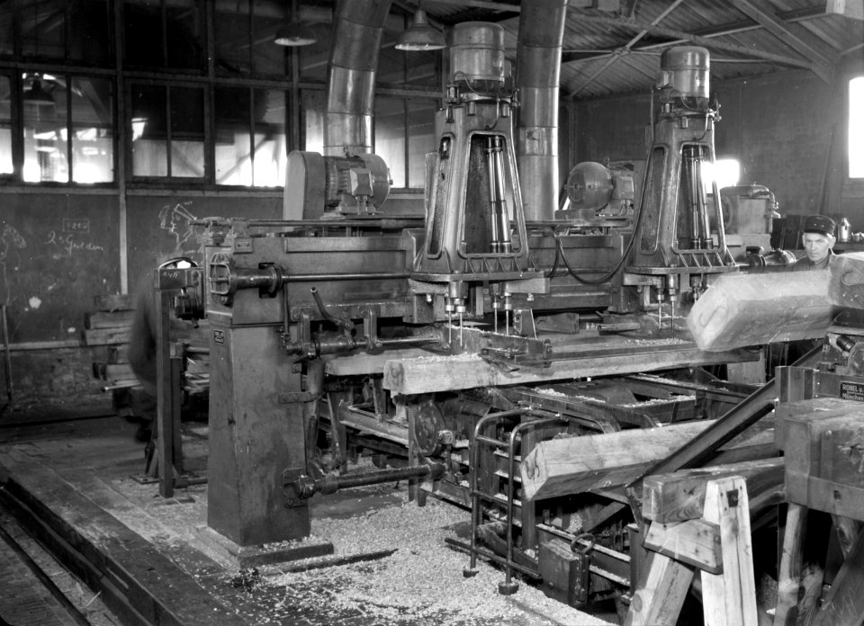 HUA-159362-Interieur van de Houtbereidingsinrichting van de NS te Dordrecht werkplaats met boormachine