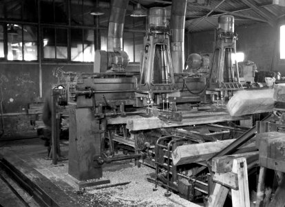 HUA-159362-Interieur van de Houtbereidingsinrichting van de NS te Dordrecht werkplaats met boormachine