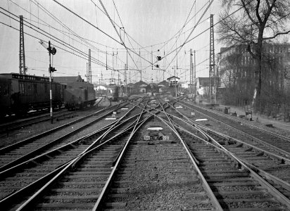 HUA-167419-Gezicht op het emplacement aan de zuidzijde van het NS station Utrecht CS te Utrecht