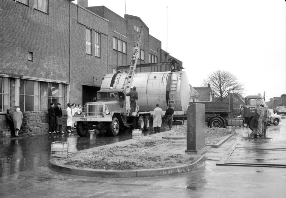 HUA-167008-Afbeelding van het afleveren van een melkketel bij de Coöperatieve Zuivelfabriek Aurora te Opmeer NB Zie ook catalogus nrs 167006 167007 167009 en 167