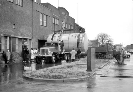 HUA-167008-Afbeelding van het afleveren van een melkketel bij de Coöperatieve Zuivelfabriek Aurora te Opmeer NB Zie ook catalogus nrs 167006 167007 167009 en 167