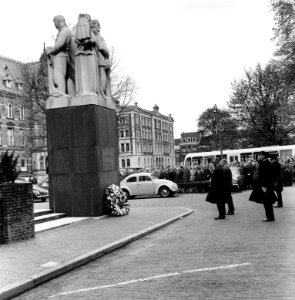 HUA-166993-Afbeelding van de kranslegging bij het monument voor tijdens de oorlog gevallen spoorwegpersoneel aan het Moreelsepark te Utrecht, tijdens dodenherdenking