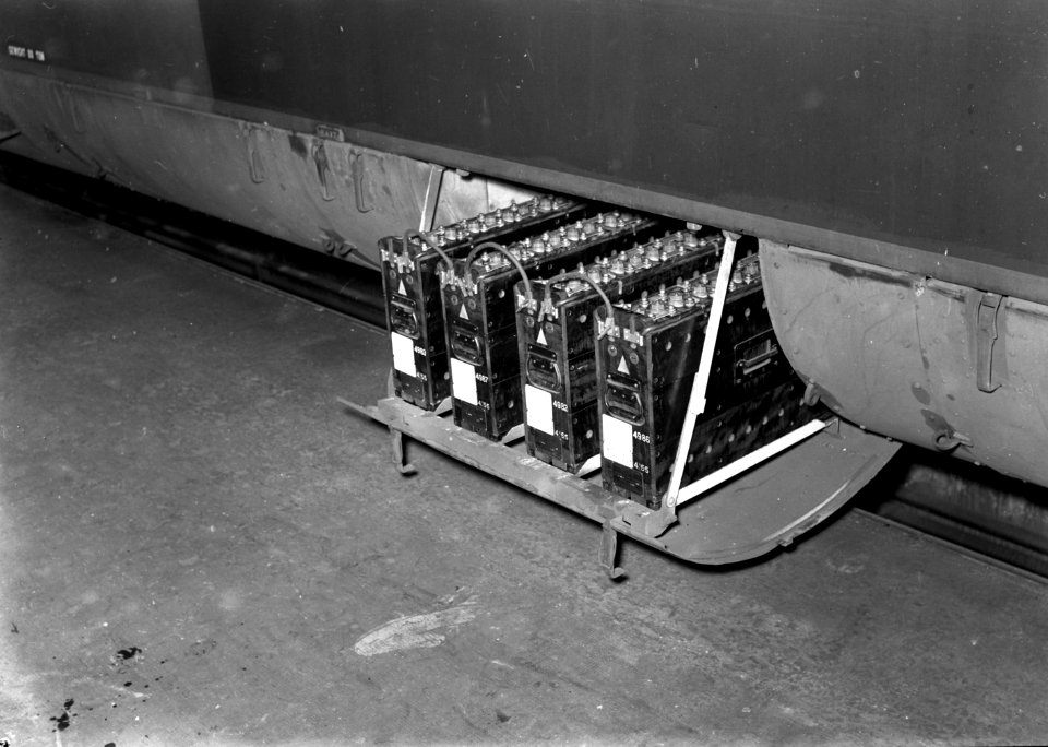 HUA-167201-Afbeelding van de batterijen van een electrisch treinstel van de NS in de werkplaats te Leidschendam