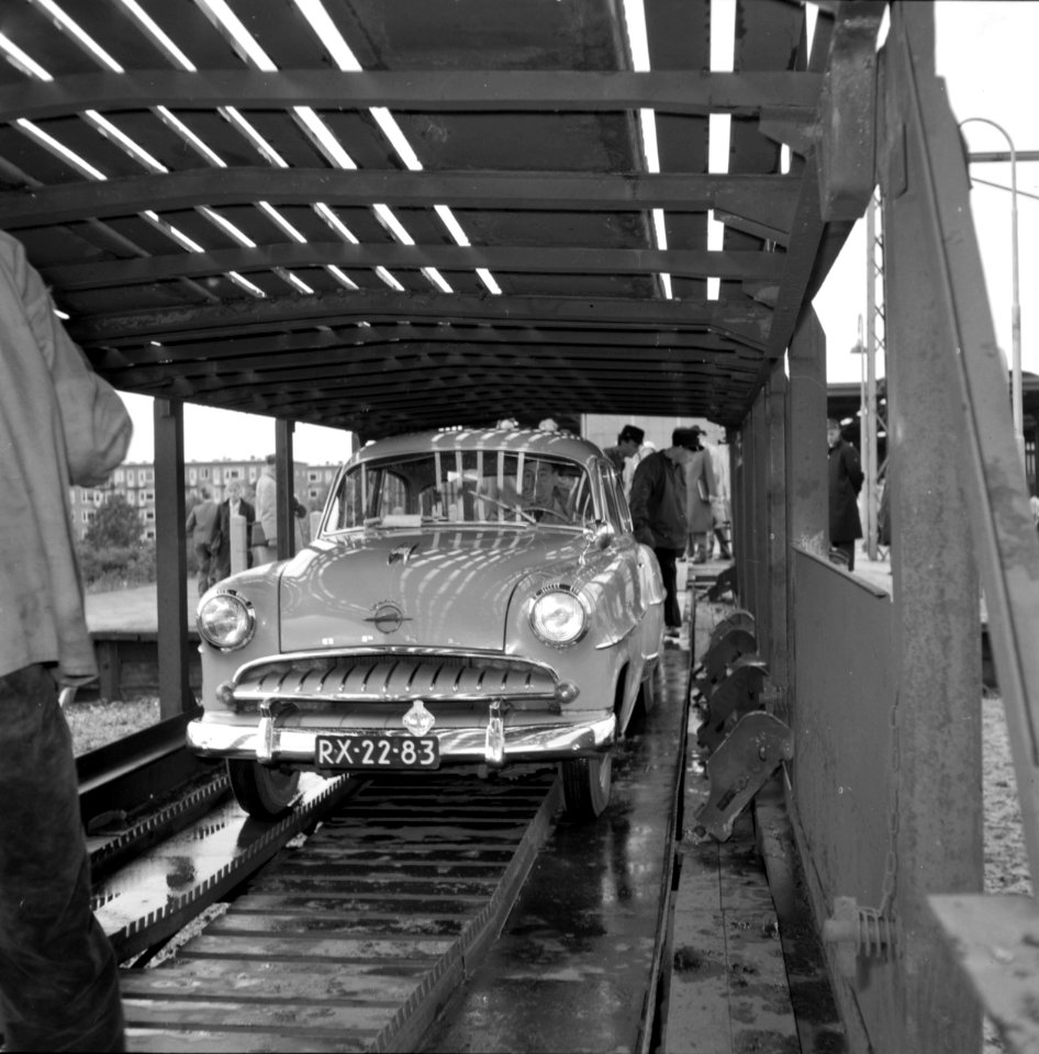 HUA-159475-Afbeelding van het parkeren van een auto op de dubbeldekwagen van een autoslaaptrein op het NS station Amsterdam Amstel te Amsterdam