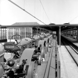 HUA-167043-Afbeelding van het vervoer van landbouwtractoren per trein voor de firma Deutz op het N.S.-station Amsterdam Amstel te Amsterdam