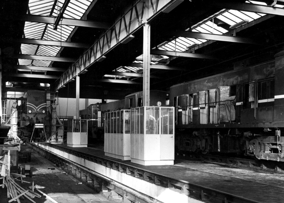HUA-159354-Interieur van de lijnwerkplaats Watergraafsmeer van de N.S. te Amsterdam met een aantal diesel-electrische locomotieven uit de serie 2200-2300 van de N.S