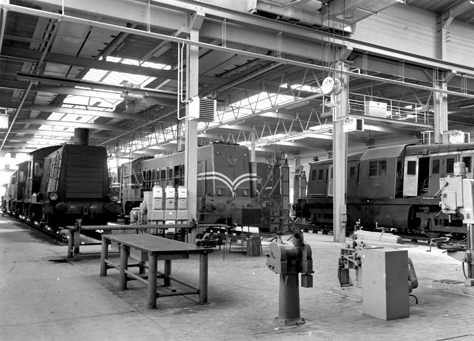 HUA-159347-Interieur van de lijnwerkplaats Watergraafsmeer van de N.S. te Amsterdam met de diesel-electrische locomotieven nrs. 401 (serie 401-415), 2211 (serie 2200-2300) en 2015 (serie 2000, ex-NS 615, ex-War 