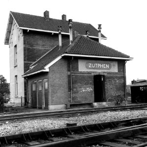 HUA-166941-Gezicht op het personeelsverblijf van de NS bij het NS station Zutphen te Zutphen
