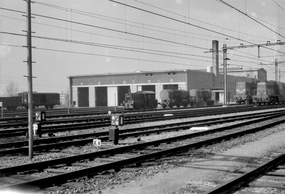 HUA-159346-Gezicht op de lijnwerkplaats Watergraafsmeer van de NS te Amsterdam