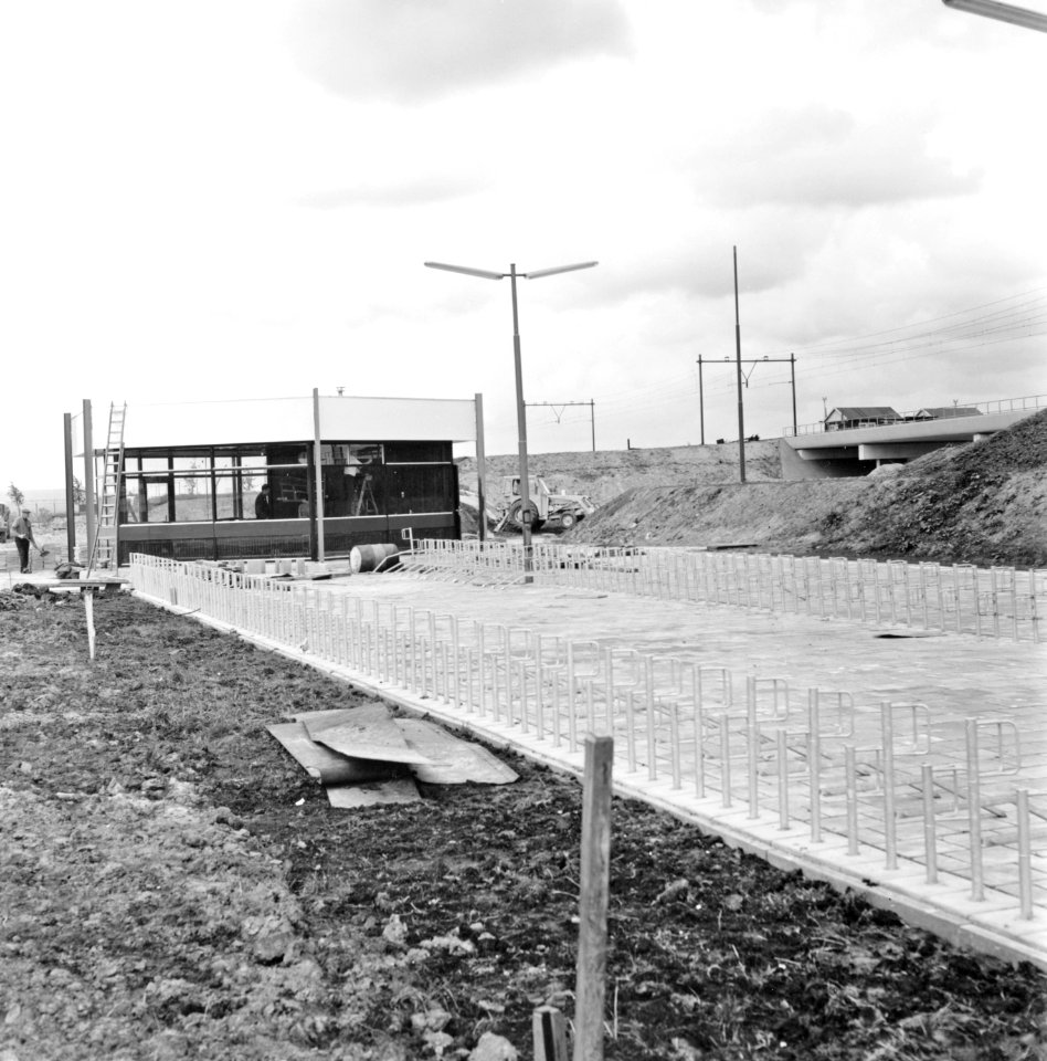 HUA-166779-Gezicht op het in aanbouw zijnde N.S.-station Rotterdam Alexander te Rotterdam, met op de voorgrond de toekomstige rijwielstalling