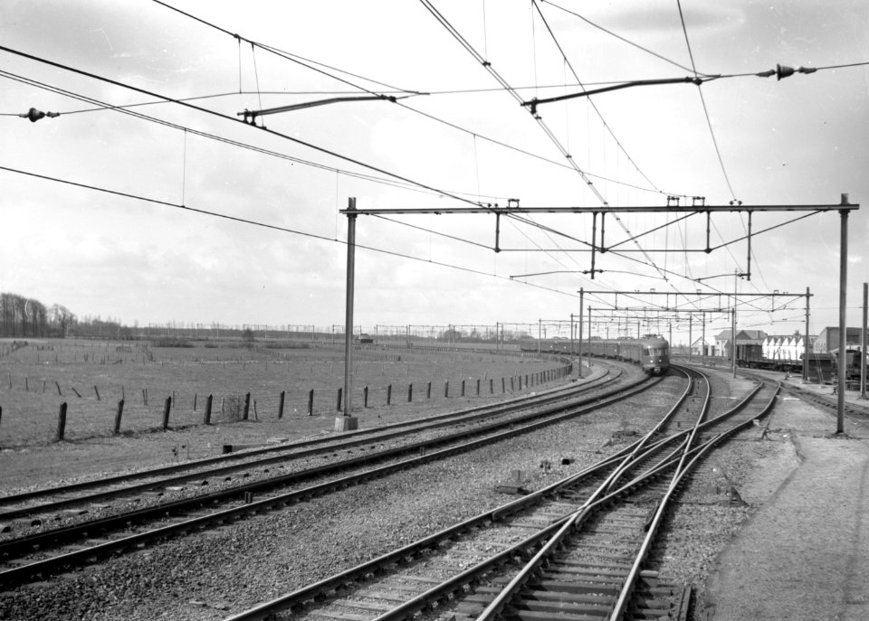 HUA-167446-Afbeelding van een trein bestaande uit electrische treinstellen mat 1946 van de NS in de boog te Harderwijk