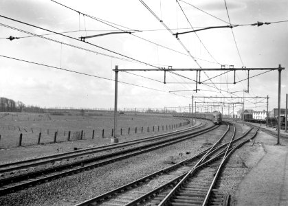 HUA-167446-Afbeelding van een trein bestaande uit electrische treinstellen mat 1946 van de NS in de boog te Harderwijk