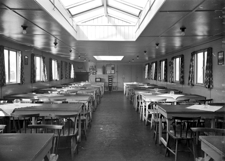 HUA-166891-Interieur van één van de twee woonschepen voor spoorwegpersoneel te Roermond- kantine