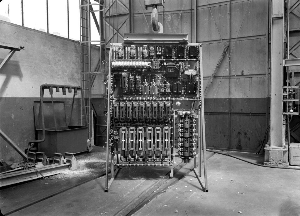 HUA-166563-Afbeelding van de constructie van de schakelaars voor een diesel-electrische locomotief uit de serie 2200-2300 van de N.S. bij Allan te Rotterdam