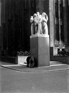 HUA-166892-Afbeelding van de kranslegging bij het monument voor tijdens de oorlog gevallen spoorwegpersoneel aan het Moreelsepark te Utrecht, tijdens dodenherdenking