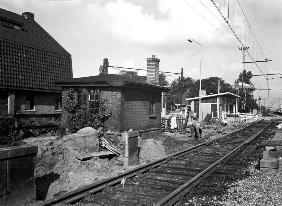HUA-166799-Gezicht op het in aanbouw zijnde nieuwe NS station Velsen Zeeweg te Velsen