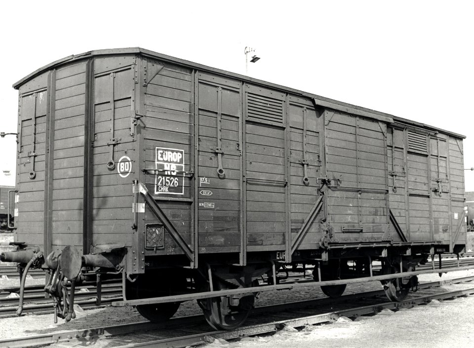HUA-167237-Afbeelding van de gesloten goederenwagen nr. 21526 van de N.S. (Europ-pool, type CHRK) bij de wagenwerkplaats van de N.S. te Amersfoort