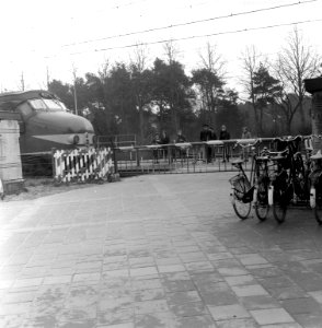 HUA-166530-Gezicht op de spoorwegovergang bij het N.S.-station Nunspeet te Nunspeet photo