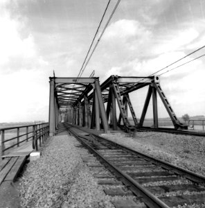 HUA-166610-Gezicht op de spoordbrug over de Maas bij Hedel