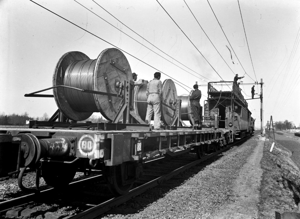 HUA-166487-Afbeelding van de werkzaamheden ("draadtrekken") ten behoeve van de electrificatie van de spoorlijn tussen Dieren en Brummen