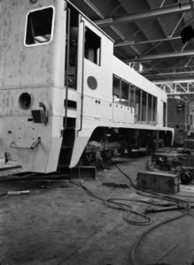 HUA-166569-Afbeelding van een in aanbouw zijnde diesel-electrische locomotief uit de serie 2200-2300 van de N.S. bij Allan te Rotterdam