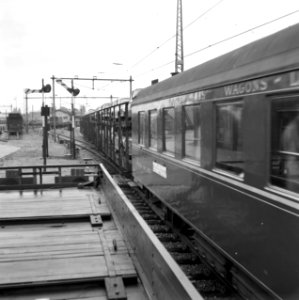 HUA-159487-Afbeelding van het vertrek van de autoslaaptrein uit het NS station Maastricht te Maastricht
