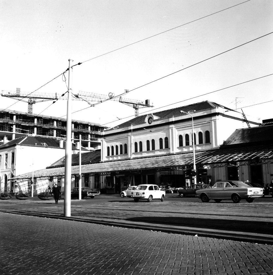 HUA-166769-Gezicht op het N.S.-station Den haag S.S. te Den Haag, met links op de achtergrond het in aanbouw zijnde nieuwe Den Haag C.S