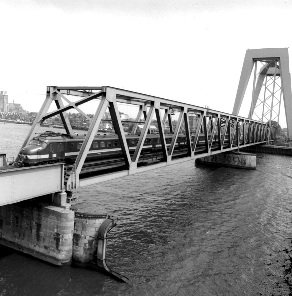 HUA-166605-Gezicht op de spoorbrug over de Oude Maas te Dordrecht met twee gekoppelde electrische treinstellen mat 1954 Benelux van de NS NMBS