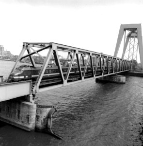 HUA-166605-Gezicht op de spoorbrug over de Oude Maas te Dordrecht met twee gekoppelde electrische treinstellen mat 1954 Benelux van de NS NMBS