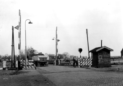 HUA-166544-Gezicht op de spoorwegovergang in de Varsseveldseweg te Terborg, met rechts overwegpost Post I
