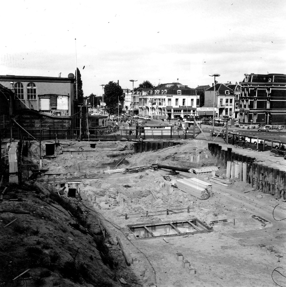 HUA-166783-Gezicht in de bouwput voor het nieuwe N.S.-station Utrecht C.S. te Utrecht, met op de achtergrond het Stationsplein