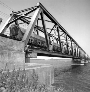 HUA-166600-Gezicht op de spoorbrug over het Hollands Diep (Moerdijkbrug) bij Moerdijk, tijdens het passeren van een goederentrein