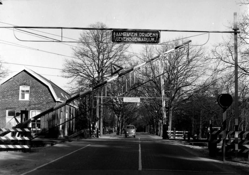 HUA-166543-Gezicht op de spoorwegovergang in de Van Weerden Poelmanweg - Soesterbergsestraat te Soestduinen (gemeente Soest)