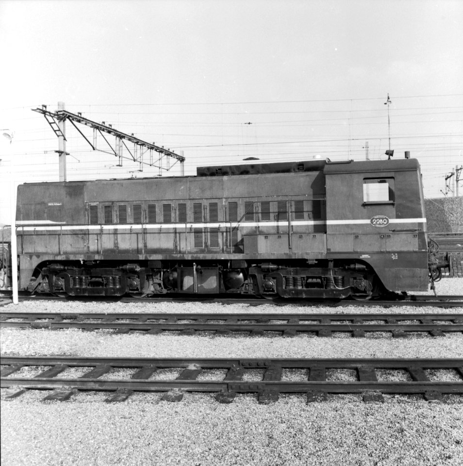 HUA-166594-Afbeelding van de diesel-electrische locomotief nr. 2280 (serie 2200-2300) van de N.S. bij de lijnwerkplaats Watergraafsmeer te Amsterdam, met een juist aangebrachte geluiddemper op de motorhuif