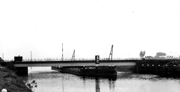 HUA-166649-Gezicht op de spoorbrug (draaibrug) over de Smildervaart (Drentsche Hoofdvaart) bij Meppel