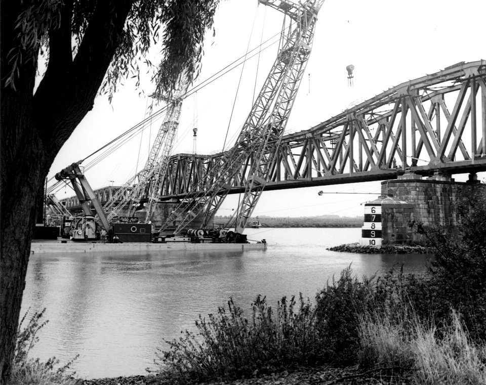 HUA-166634-Afbeelding van de plaatsing van een brugdeel in verband met de verdubbeling van de spoorbrug over de Maas bij Hedel