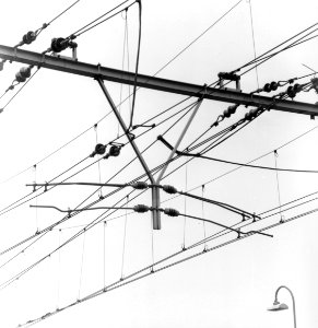 HUA-166479-Detail van de bovenleiding van de spoorlijn bij Houten draaduithouders