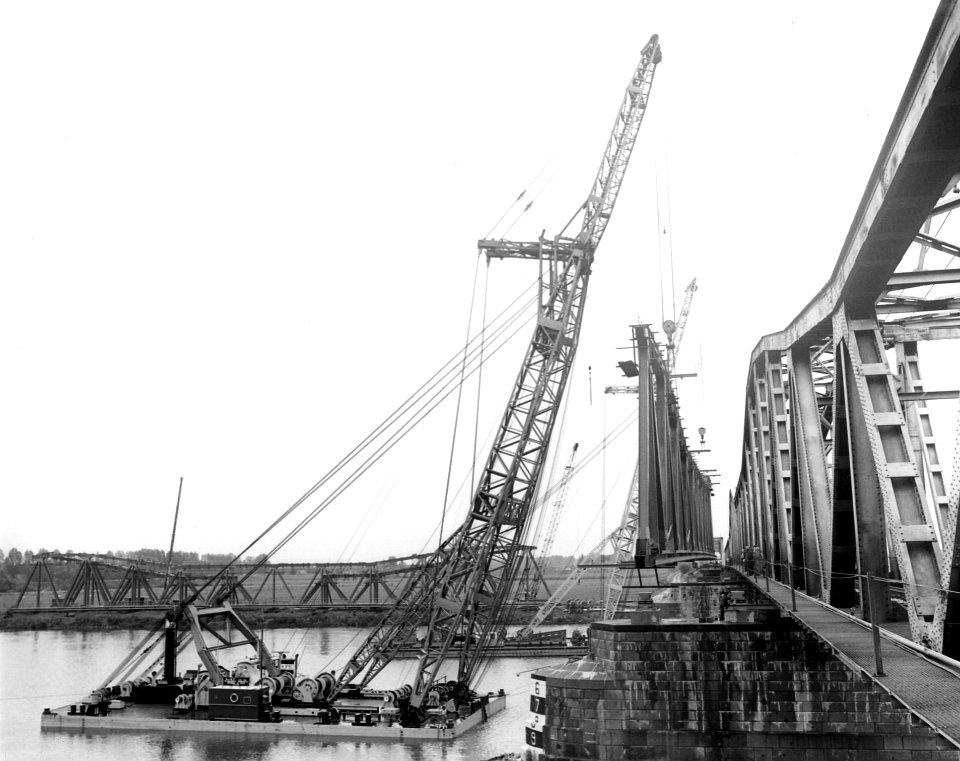 HUA-166633-Afbeelding van de plaatsing van een brugdeel in verband met de verdubbeling van de spoorbrug over de Maas bij Hedel