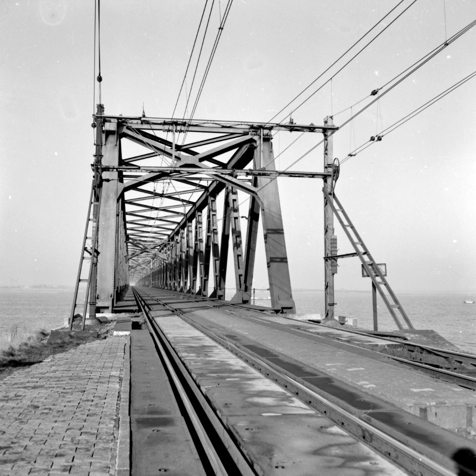 HUA-166623-Gezicht op de spoorbrug over het Hollands Diep (Moerdijkbrug) bij Moerdijk