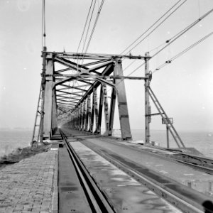HUA-166623-Gezicht op de spoorbrug over het Hollands Diep (Moerdijkbrug) bij Moerdijk