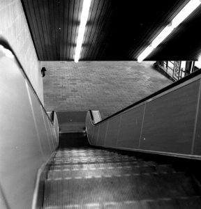 HUA-166747-Afbeelding van de roltrap naar de stationshal van het N.S.-station Amersfoort te Amersfoort. N.B. Dit betreft de eerste toepassing van een roltrap in een N.S.-station