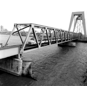 HUA-166607-Gezicht op de spoorbrug over de Oude Maas te Dordrecht met een electrisch treinstel mat 1954 van de NS