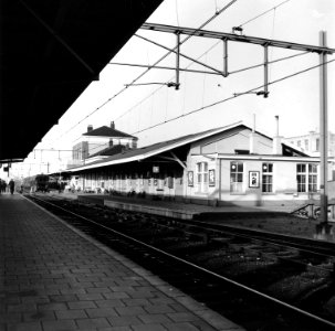 HUA-166761-Gezicht op de perronzijde van het N.S.-station Heerenveen te Heerenveen, met op de voorgrond de goederenloods photo