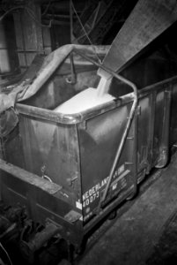 HUA-167335-Afbeelding van het storten van chemicaliën in goederenwagen nr. 40073 (type GRMW) van de N.S