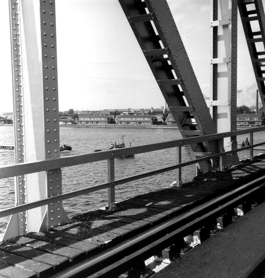 HUA-166617-Gezicht vanaf de spoorbrug Hembrug over het Noordzeekanaal bij Zaandam