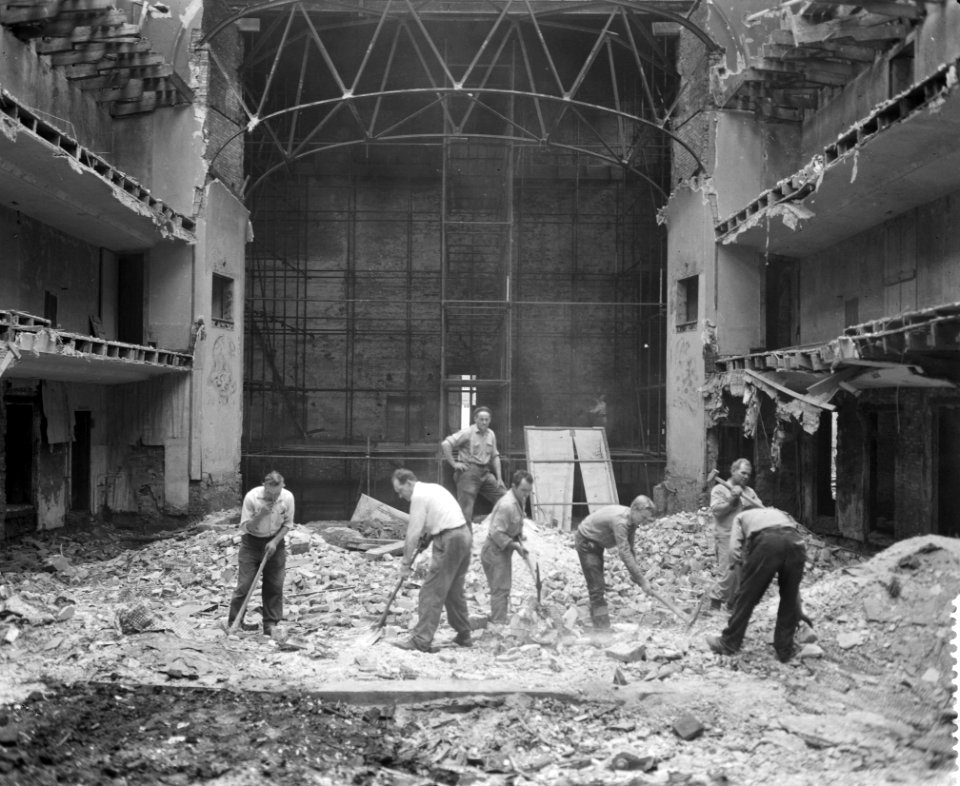 Hollandse schouwburg wordt ingericht als herdenkingsplaats grote zaal waar het g, Bestanddeelnr 911-6083