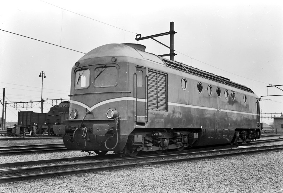 HUA-167361-Afbeelding van de diesel electrische locomotief nr 2602 serie 2600 van de NS te Eindhoven