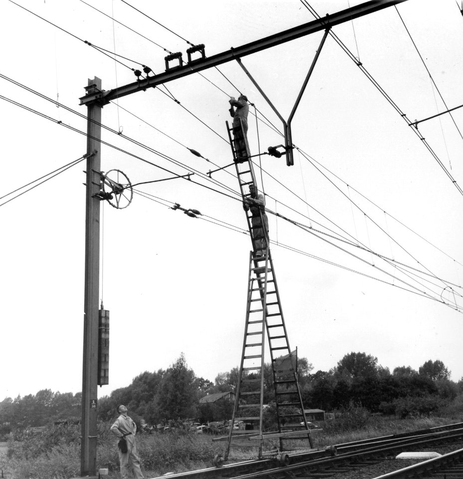 HUA-166470-Afbeelding van werkzaamheden aan de bovenleiding van het spoor te Lunetten bj Utrecht