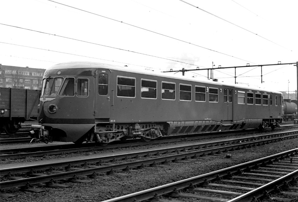 HUA-167300-Afbeelding van het diesel-electrische motorrijtuig nr. 21 (DE 1, serie 21-50 - "Blauwe Engel") van de N.S. op het emplacement te Arnhem, tijdens een proefrit