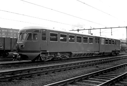 HUA-167300-Afbeelding van het diesel-electrische motorrijtuig nr. 21 (DE 1, serie 21-50 - "Blauwe Engel") van de N.S. op het emplacement te Arnhem, tijdens een proefrit